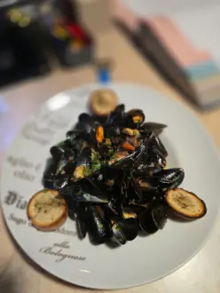 Frische Muscheln - Lecker auf einem Teller angerichtet